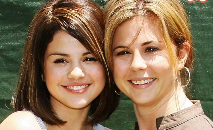 11 Celebrities Who Inherited Beauty from Their Mothers – Photos of Their Family Duos