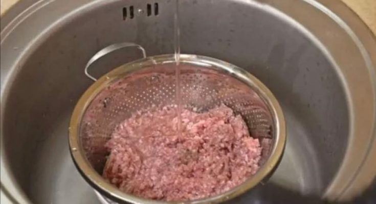 Should you rinse mince meat before cooking – experts weigh in 